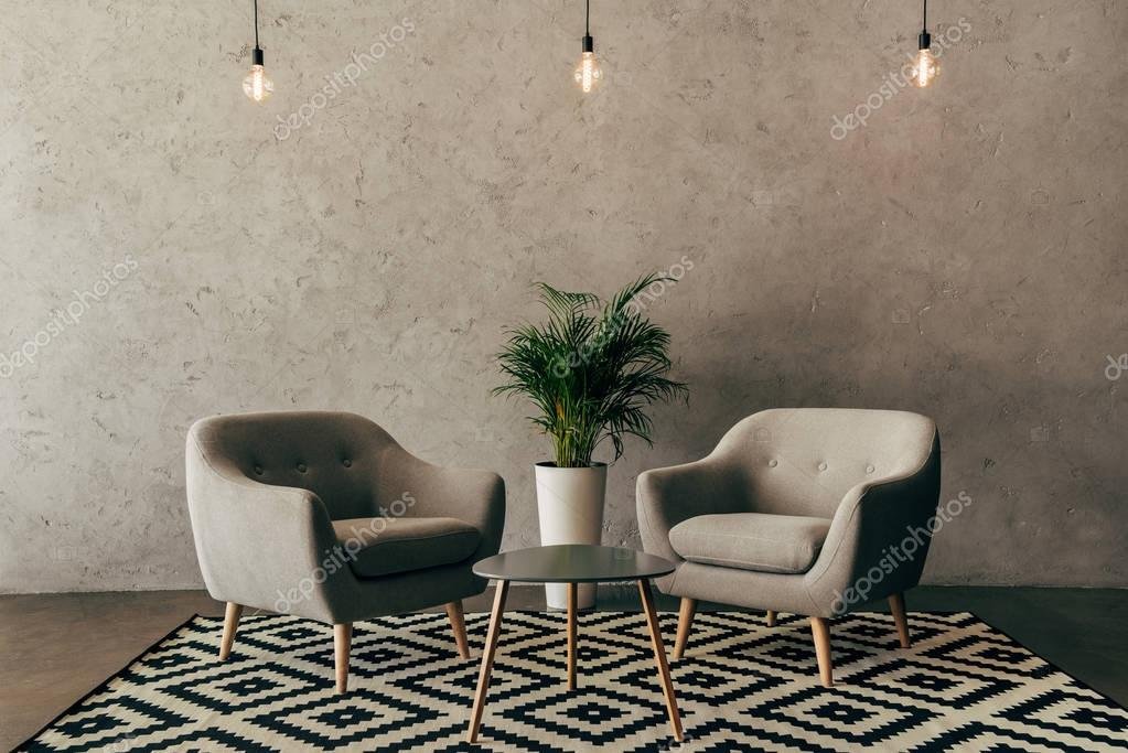 Petit mobilier vintage dans un salon cosy