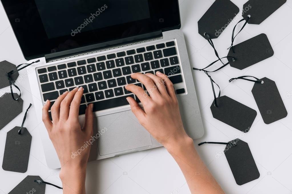 Étiquettes de prix sur des objets de seconde main