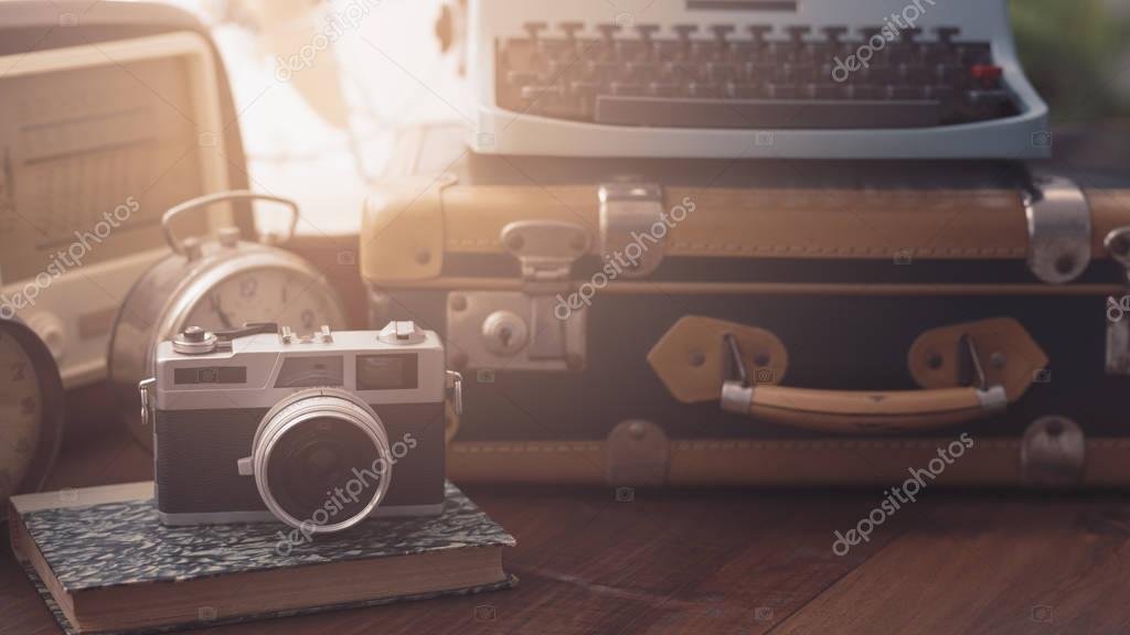 Collection d’objets vintage inclassables sur une table