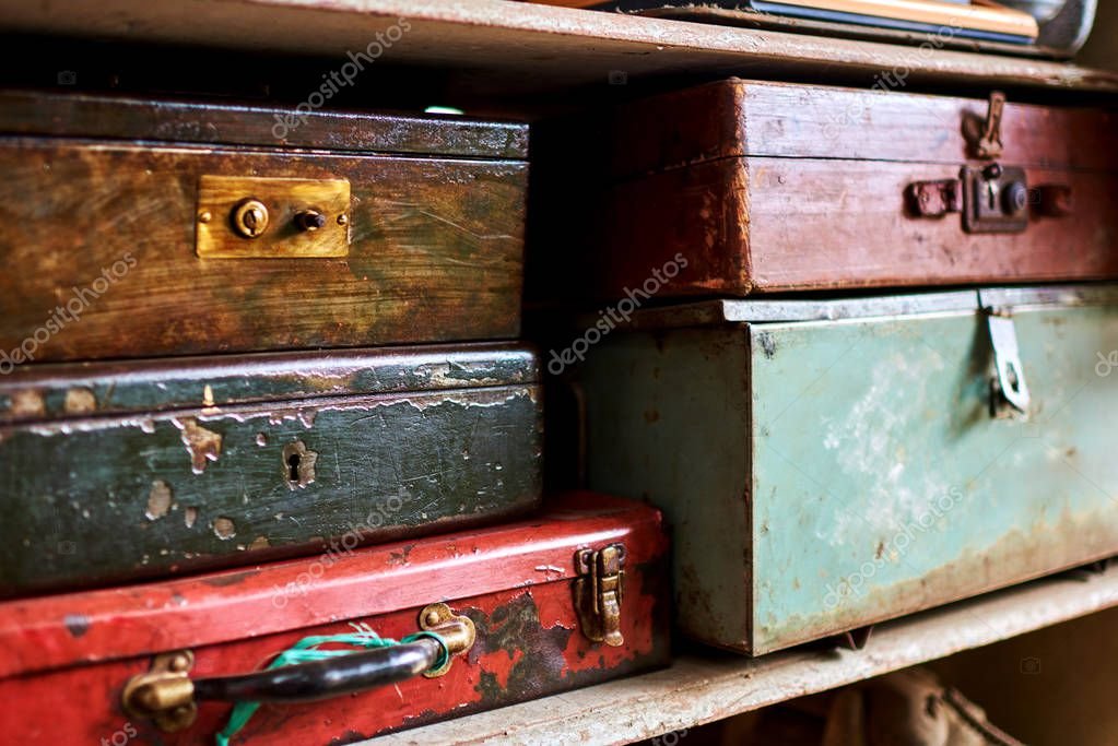 Objets vintage disposés sur une étagère dans une boutique chaleureuse
