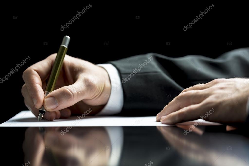 Documents administratifs et stylo posés sur une table