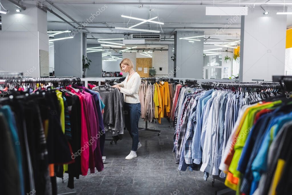 Portant de vêtements vintage dans une boutique