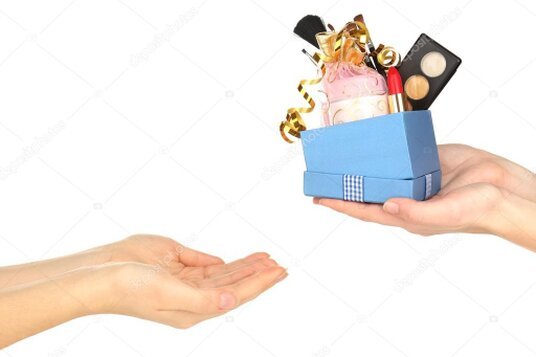 Mains disposant avec soin des objets sur une étagère